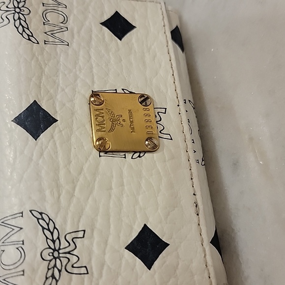 MCM Germany 2 key Holder w zipper pocket  White and Navy - Picture 2 of 9